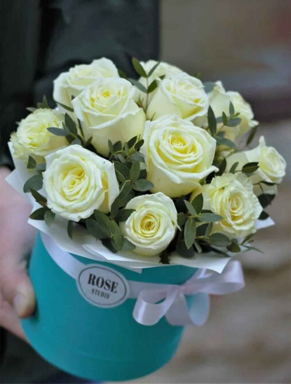 11 белых роз с зеленью в шляпной коробке