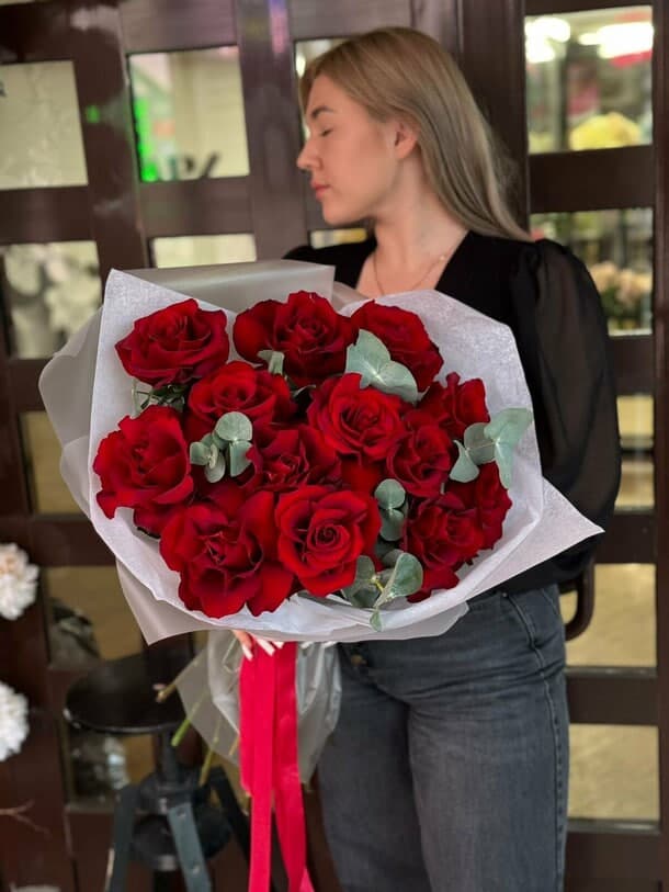 13 красных французских роз