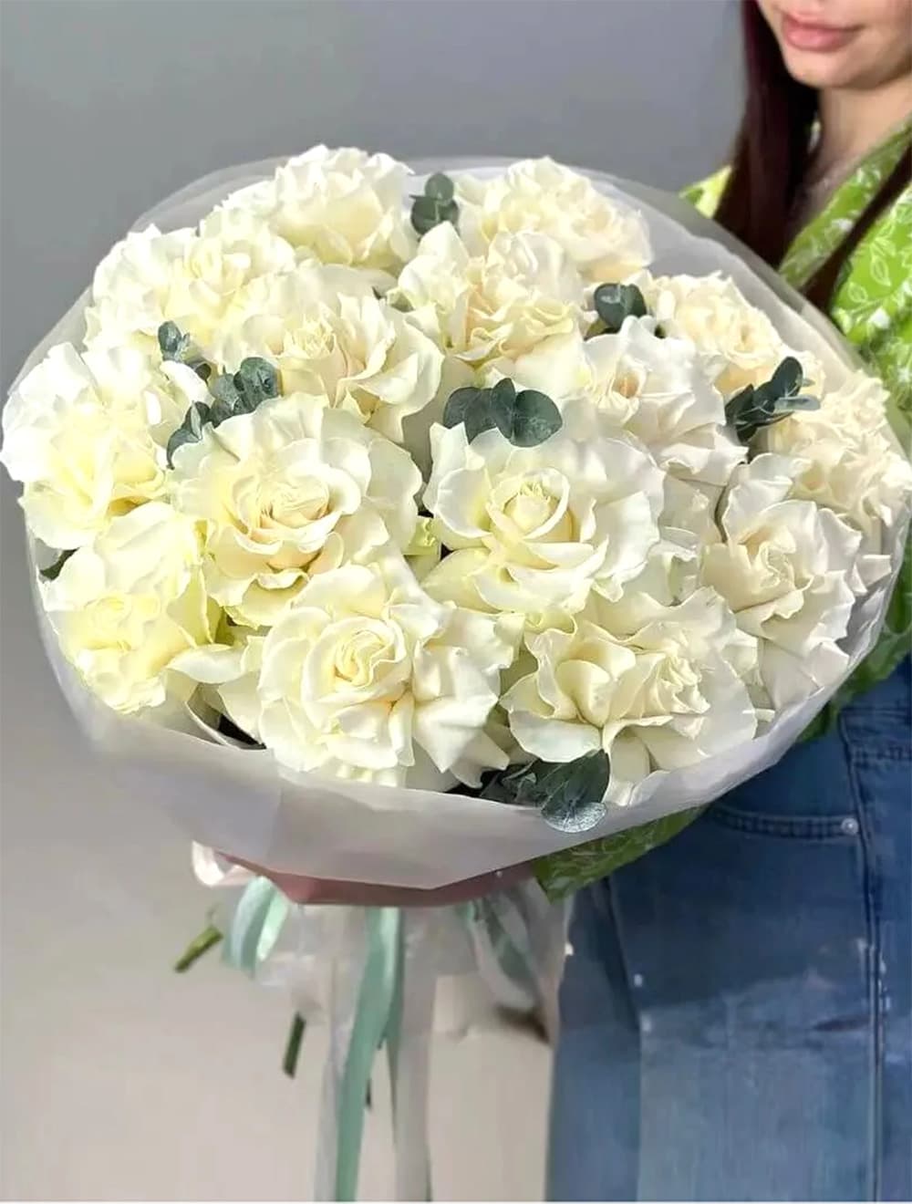 15 белых французских роз с эвкалиптом