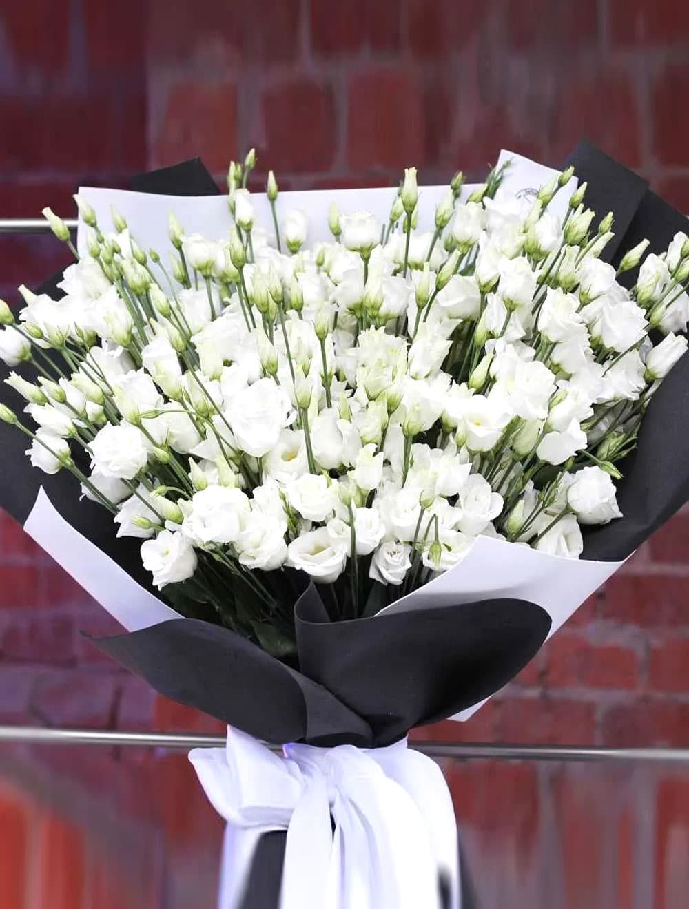 15 веток белой эустомы