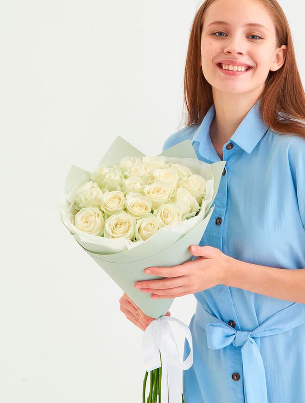 19 белых роз