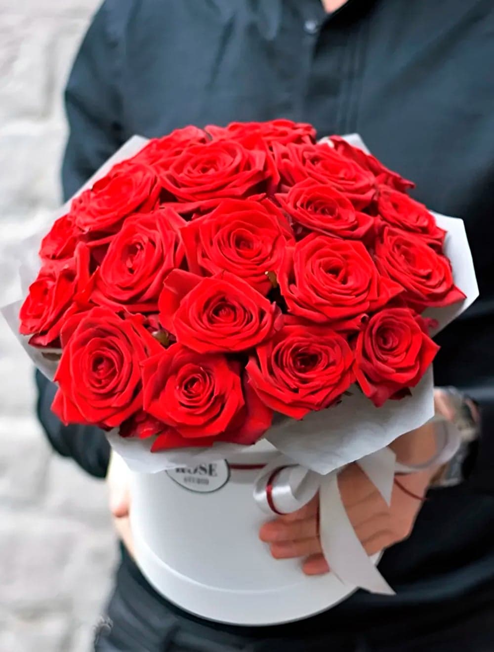 19 красных роз в шляпной коробке