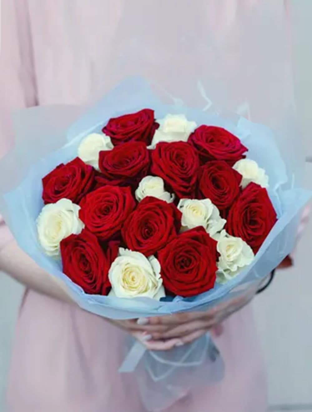 19 роз микс: красные и белые