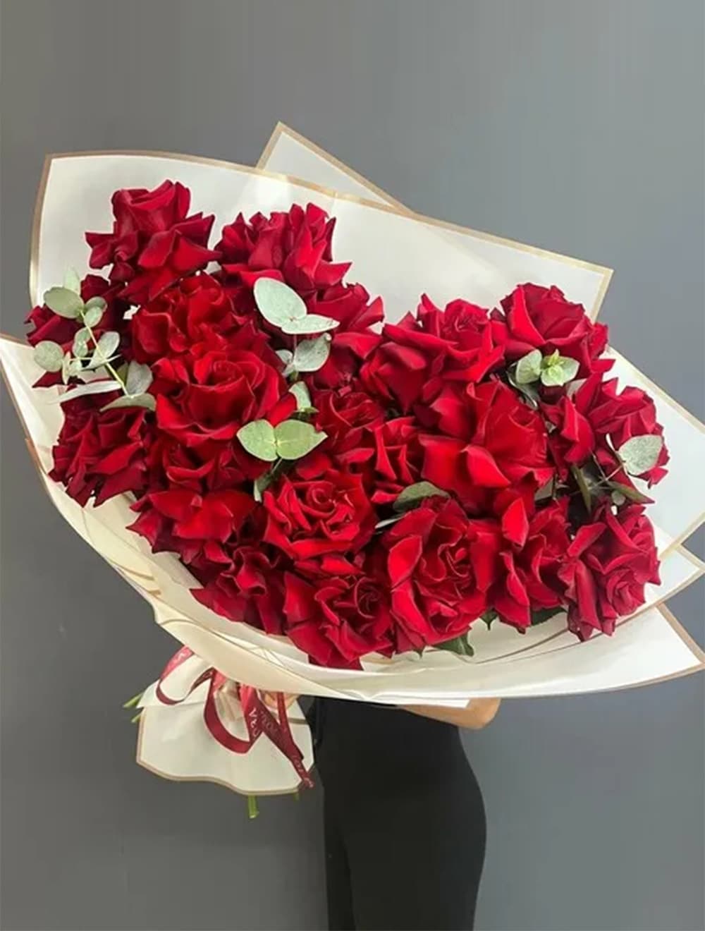 25 французских роз с эквалиптом (цвет на выбор)