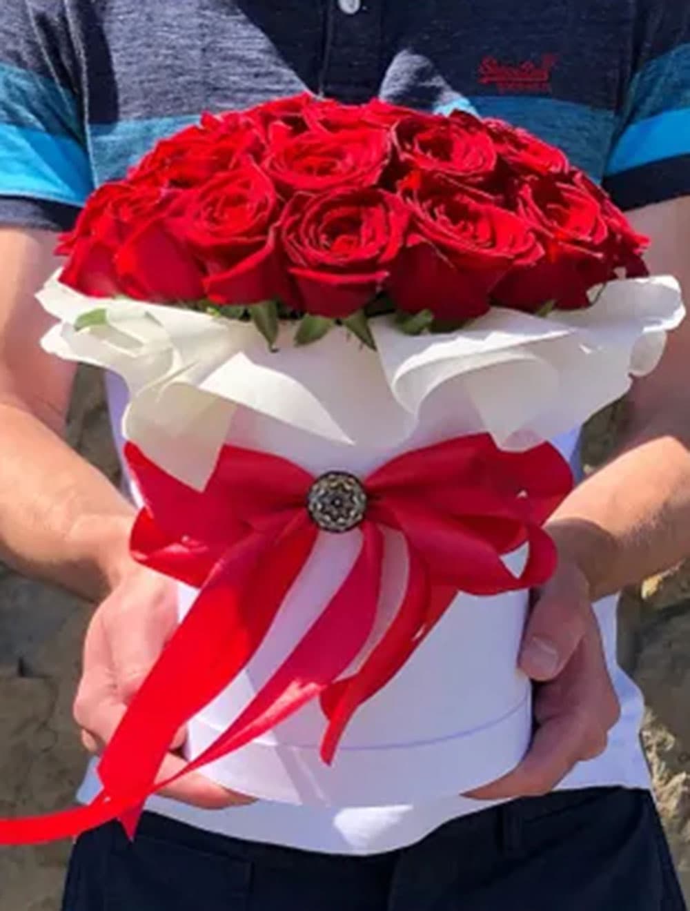 29 красных роз в шляпной коробке