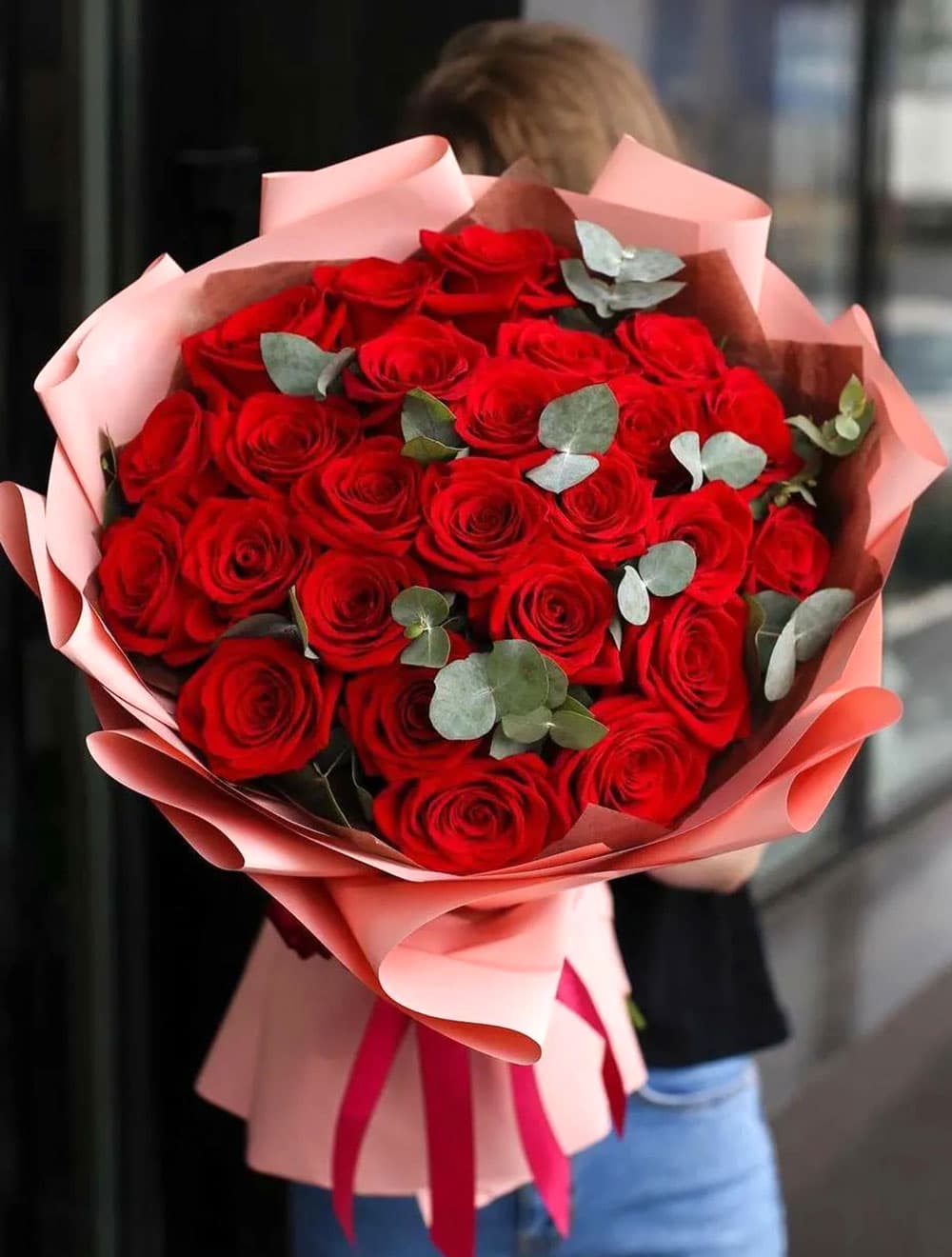 31 красная роза с эвкалиптом