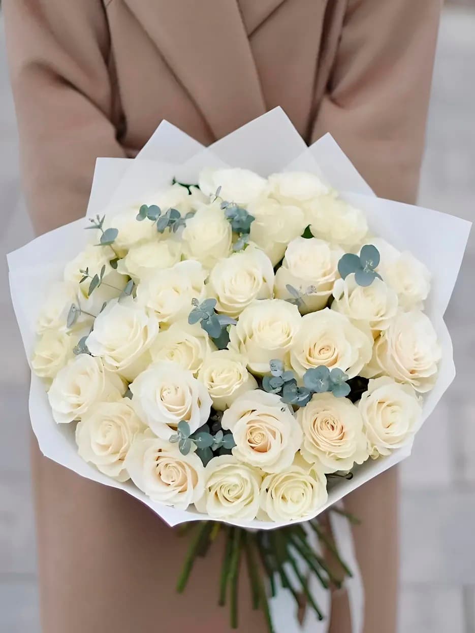 31 роза с эвкалиптом (цвет на выбор)