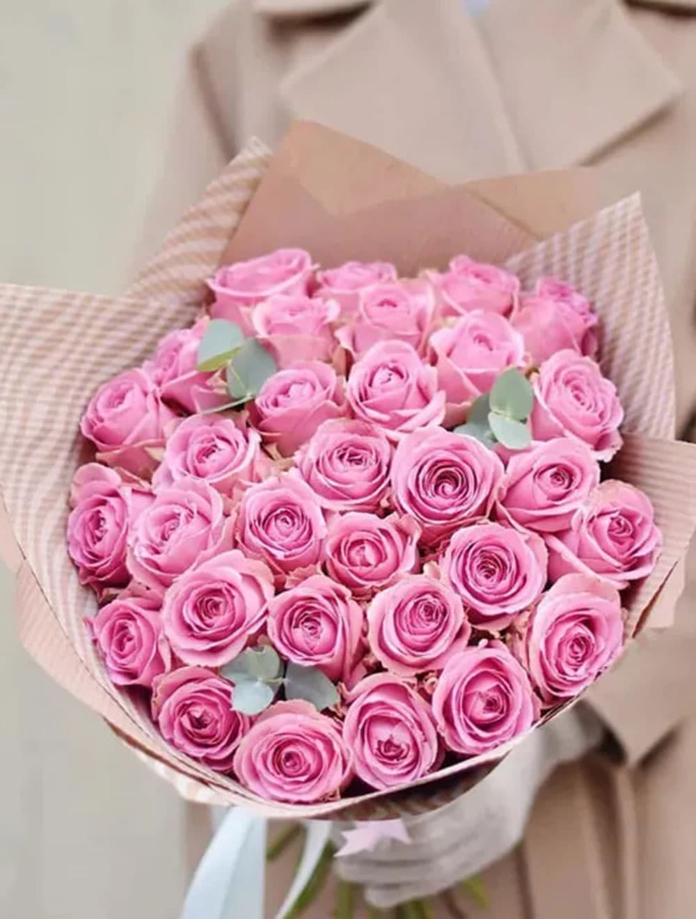 31 розовая роза с эвкалиптом