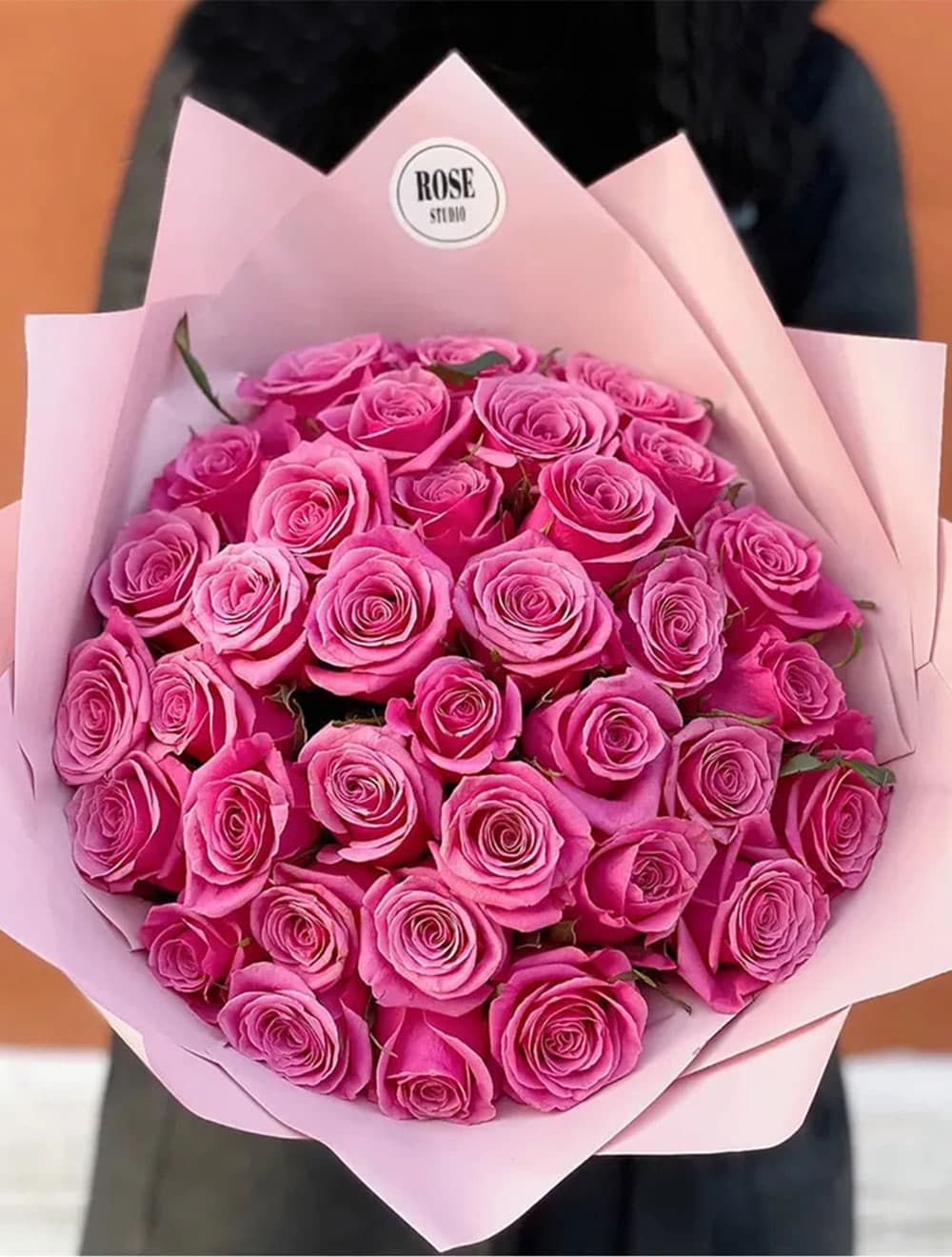 35 розовых роз