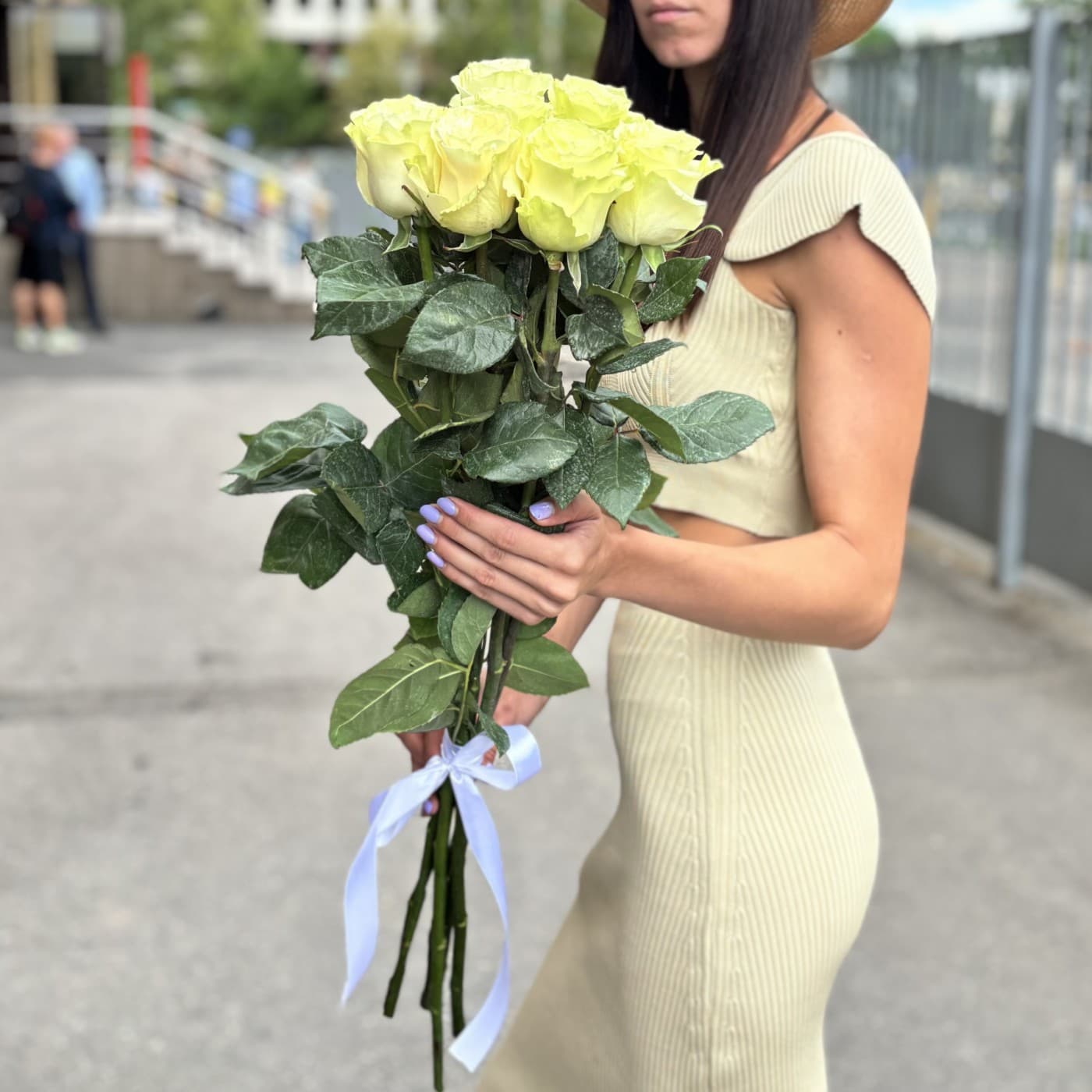 7 белых эквадорских роз 80 см — фото 2 — купить в Тбилиси — фото 2