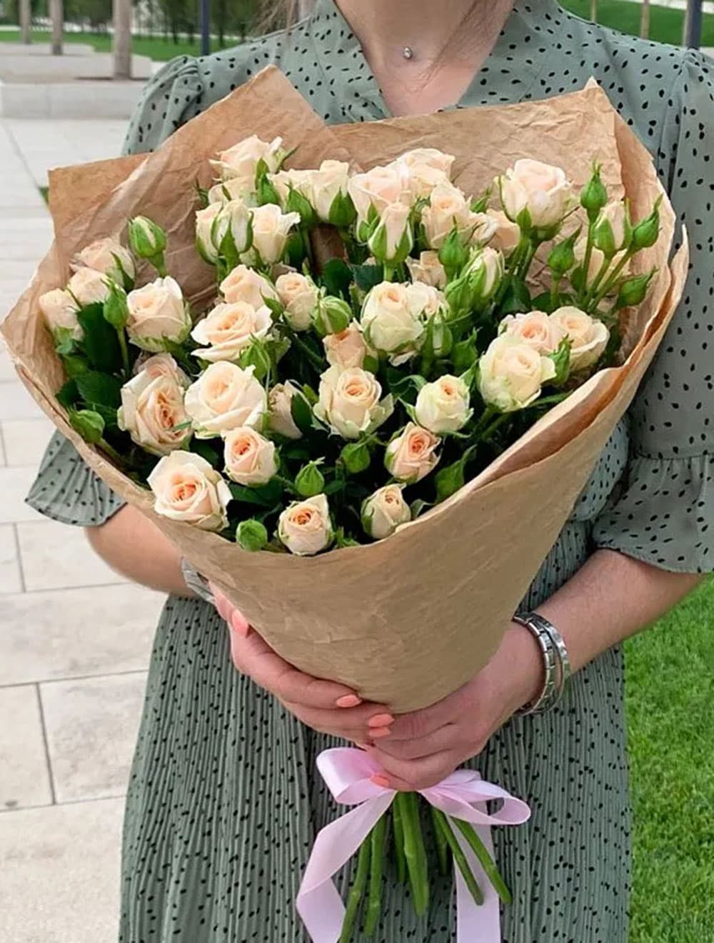 9 кремовых кустовых роз