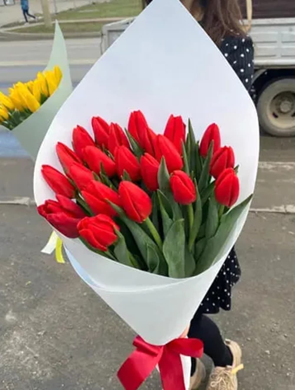 Букет из 19 красных тюльпанов