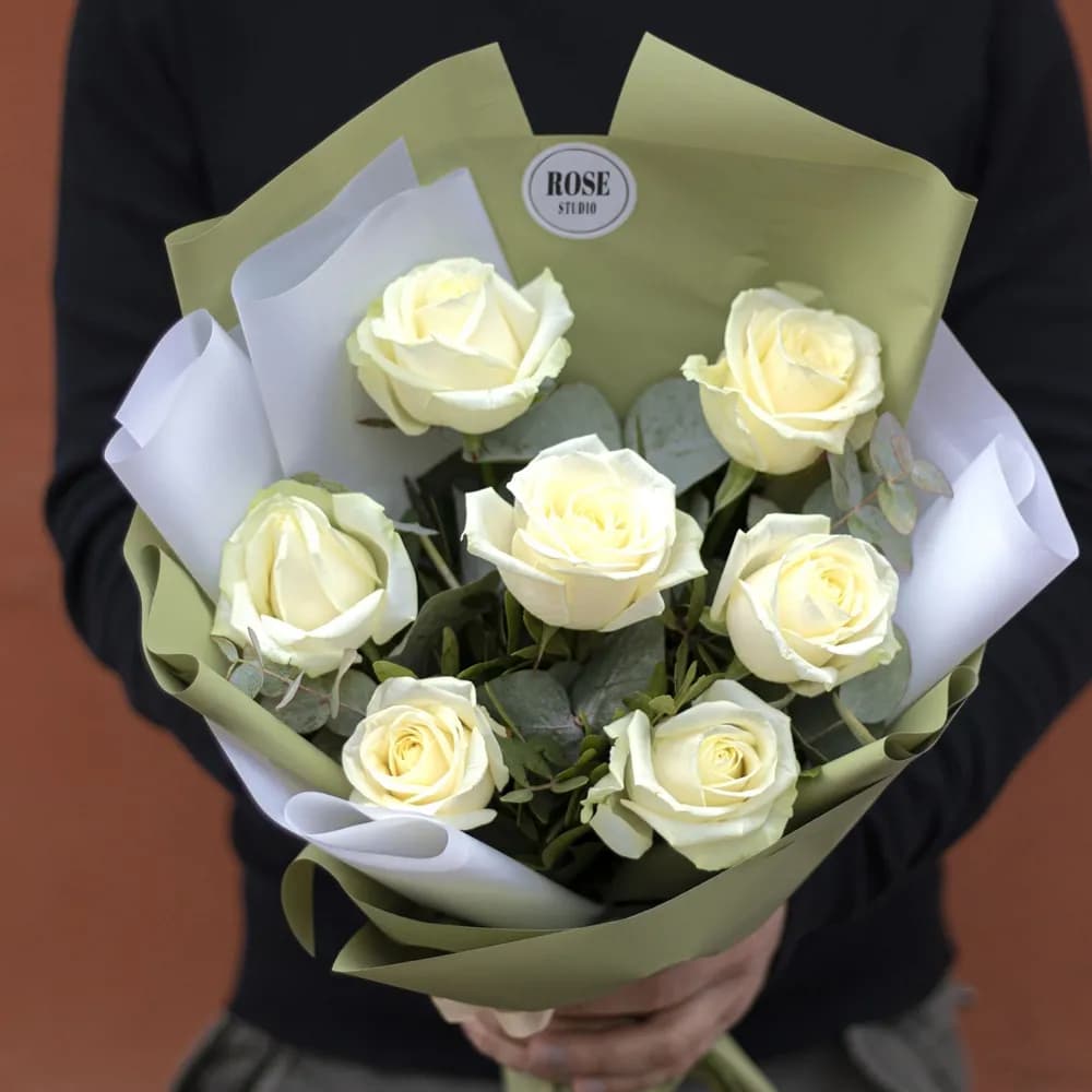 Букет из 7 белых роз с эвкалиптом