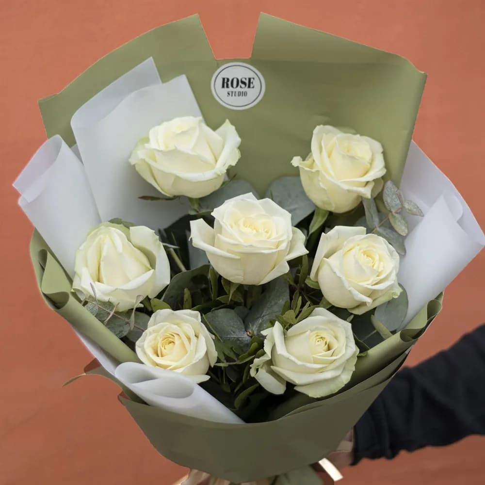 Букет из 7 белых роз с эвкалиптом — фото 2 — купить в Тбилиси — фото 2