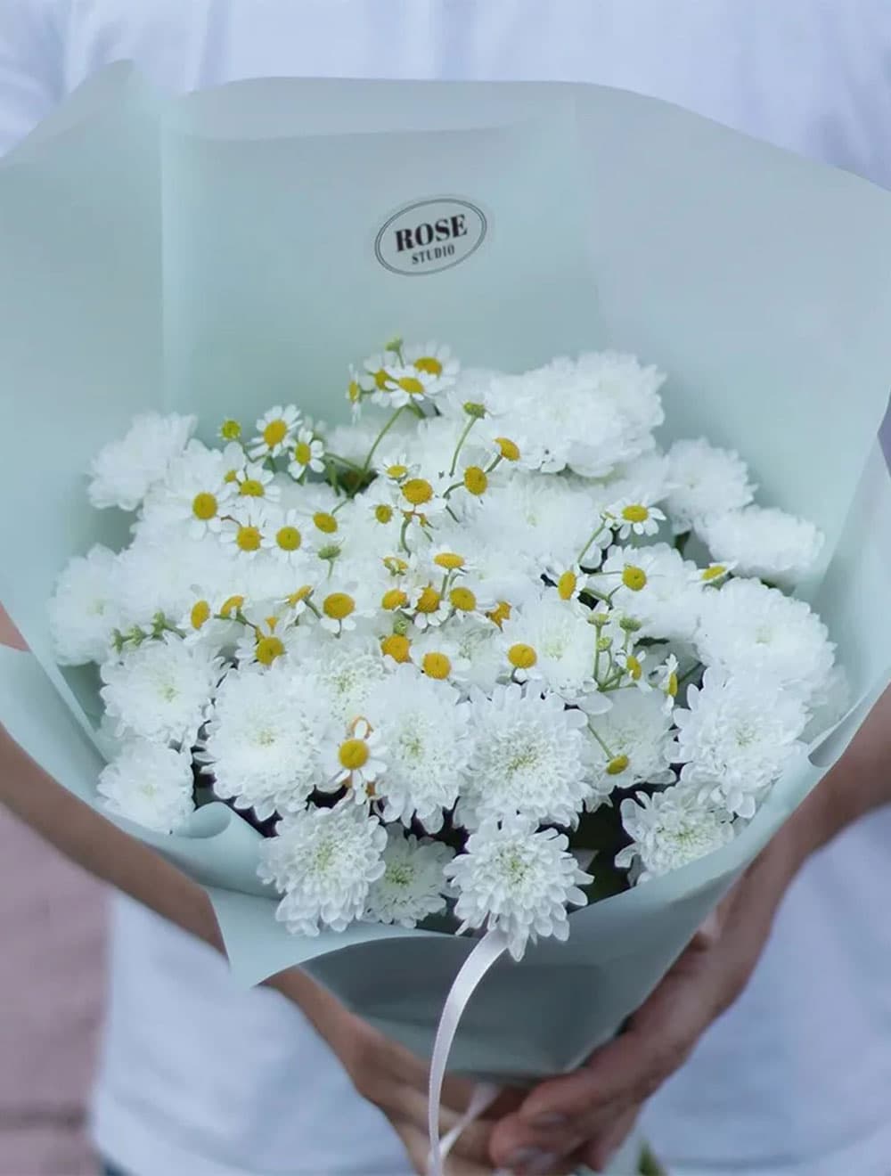 Букет из кустовой хризантемы и ромашек