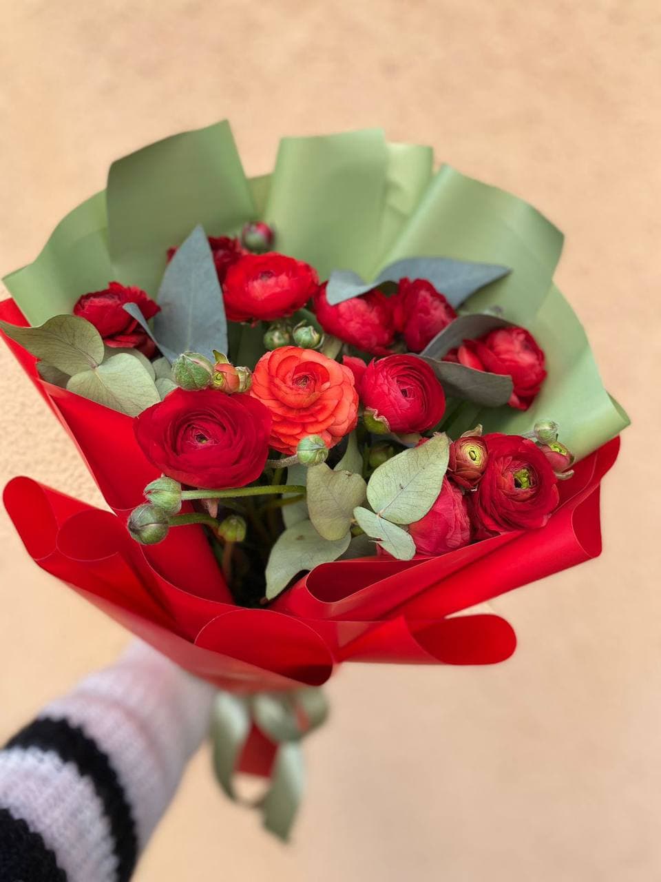 Букет красных ранунклюсов