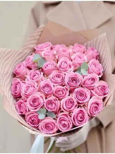 Букет "Поцелуй" из 31 розовой розы с эвкалиптом