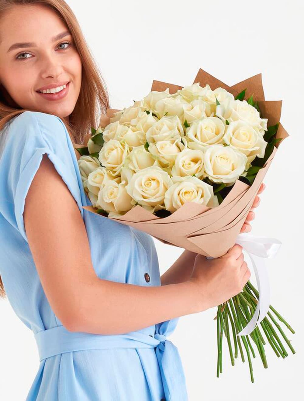 Букет "Утренняя роса" из 25 белых роз в крафте