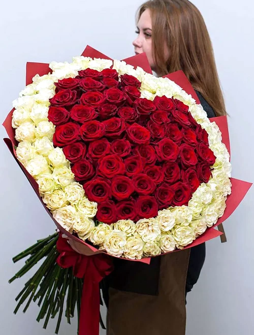 Сердце из 125 Эквадорских роз